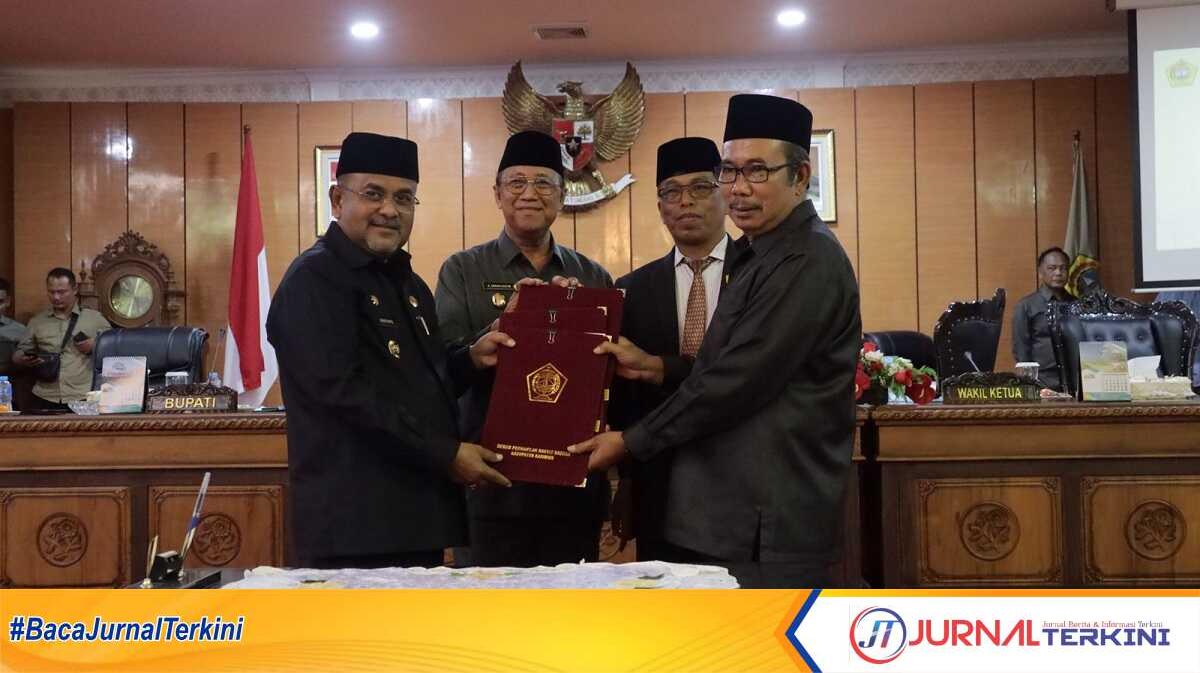Bupati Karimun Aunur Rafiq dan Ketua DPRD M Yusuf Sirat disaksikan Wakil Bupati Anwar Hasyim (2 kanan) dan Wakil Ketua DPRD Hasanuddin menunjukkan naskah tiga Rancangan Peraturan Daerah (Ranperda), yakni KPUA PPAS 2024, KUA PPAS APBD 2025 serta Ranperda RPJPD 2025-2045 dalam rapat paripurna di gedung DPRD Karimun, Jumat (16/8/2024). (jurnalterkini.id/edy kencana)