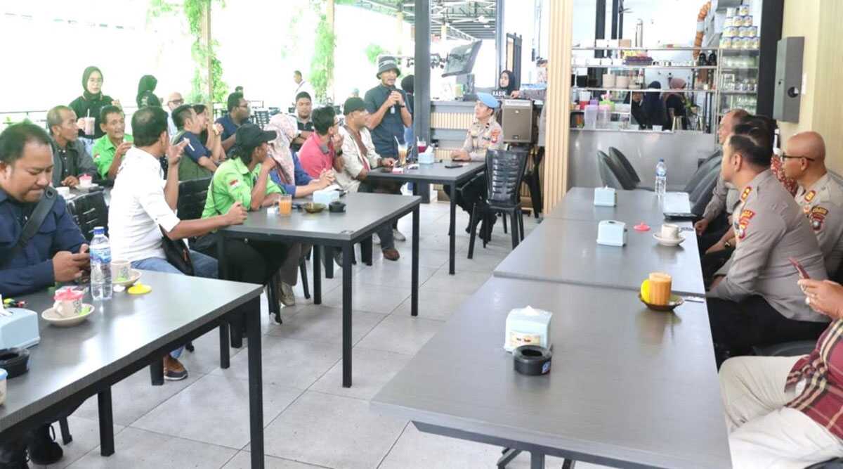 Kapolres Karimun curhat kamtibmas bersama jurnalis-1 Kapolres Karimun menggelar Curhat Kambtimbas bersama para wartawan di salah satu kafe di Sungai Pasir, Kecamatan Meral, Jumat (23/8/2024). (foto: humaspolreskarimun)