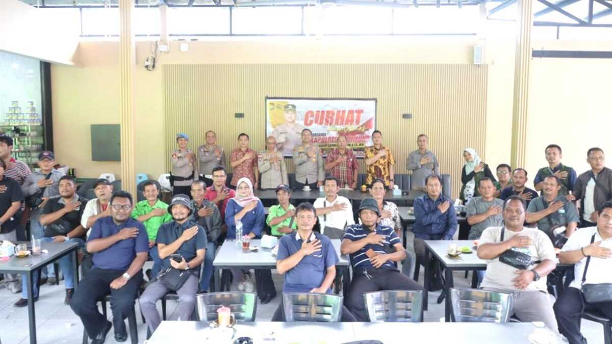 Kapolres Karimun dan jajaran berfoto bersama para wartawan dalam kegiatan Curhat Kambtimbas di salah satu kafe di Sungai Pasir, Kecamatan Meral, Jumat (23/8/2024). (foto: humaspolreskarimun)