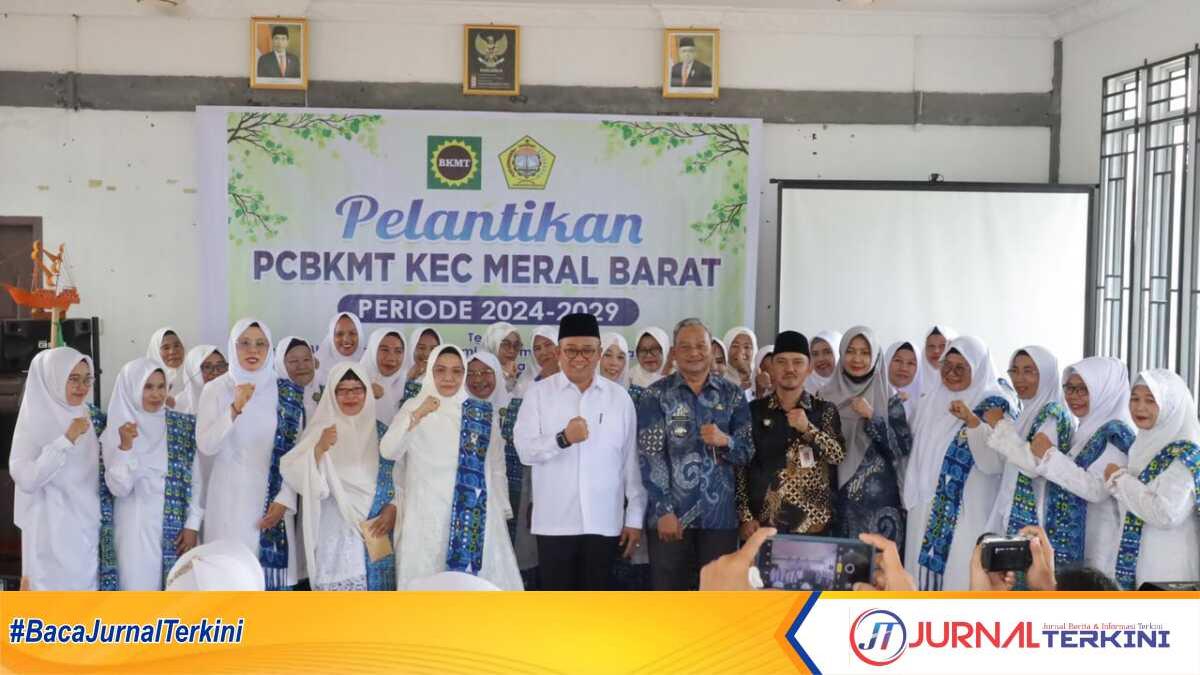 Sekda Karimun Muhammad Firmansyah (baju putih, tengah l) berfoto bersama jajaran PC BKMT Kecamatan Meral Barat yang dilantik di Desa Pangke, Kamis (15/8/2024). (JurnalTerkini.id/edy kencana)