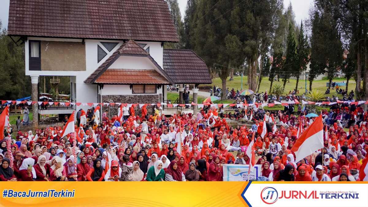 Kelompok PKH (Program Keluarga Harapan) se-Kecamatan Lembah Gumanti pada acara Family Gathering di Alahan Panjang Resort, Sabtu (10/08/2024). (Jurnalterkini.id/Diona Arvoni)