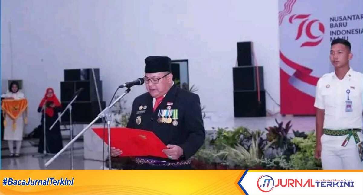 Penjabat (Pj) Wali Kota Lubuklinggau, H Trisko Defriyansa mengukuhkan pasukan pengibar bendera pusaka (Paskibraka) Kota Lubuklinggau 2024 di Gedung Kesenian Kota Lubuklinggau, Kamis (15/8/2024) malam. (JurnalTerkini.id/alam budi kesuma)