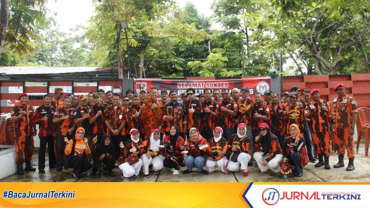 Foto bersama usai Rapat Pemilihan Pengurus (RPP) PAC Pemuda Pancasila Kecamatan Karimun, Meral, Tebing dan Meral Barat di Kolam Pancing Restu Bumi, Tebing, Minggu (25/8/2024). (JurnalTerkini.id/edy kencana)