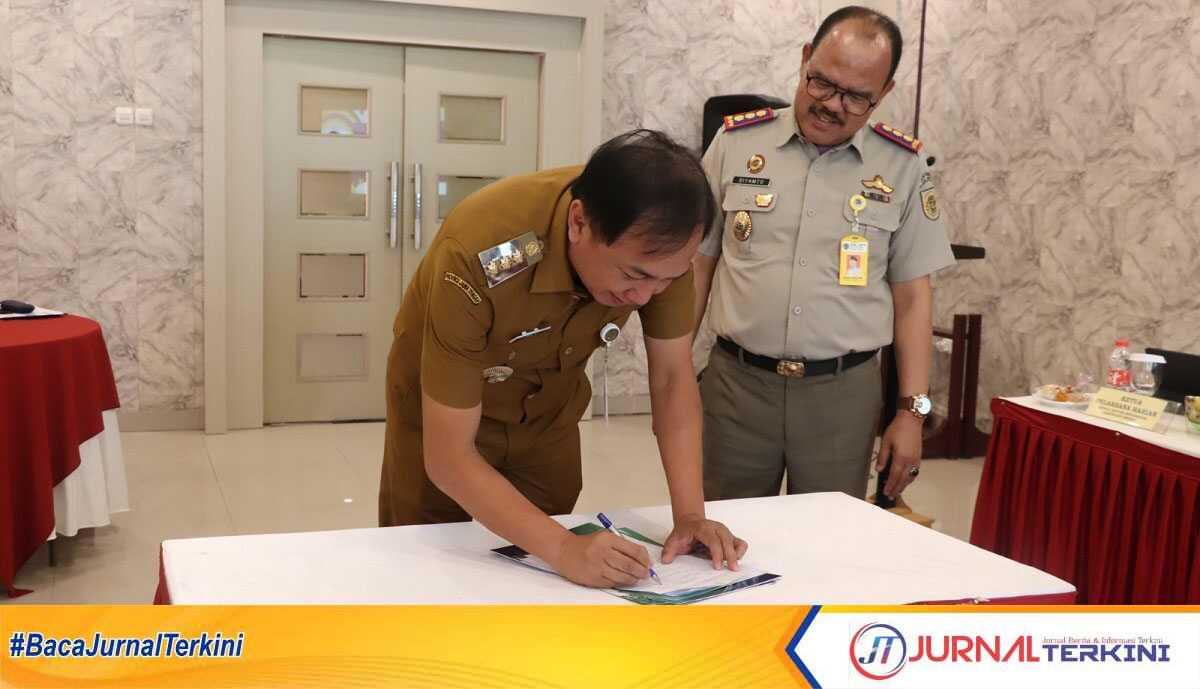 Pj Bupati Brebes didampingi Kepala ATR/BPN Kabupaten Brebes tandatangani berkas di Hotel Grand Dian Brebes, Senin (5/8/2024). (Foto: Humas Kabupaten Brebes)