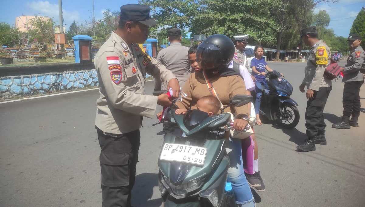 Polres Bintan bagi-bagi bendera merah putih Personel Polsek Bintan Timur Polres Bintan memasang bendera merah putih di kendaraan seorang pengendara dalam aksi bagi-bagi bendera merah putih secara gratis di Bundaran Relief Antam, Kijang, Kecamatan Bintan Timur, Kabupaten Bintan, Kepulauan Riau, Selasa (5/8/2024). (foto: Polsek Bintan Timur)