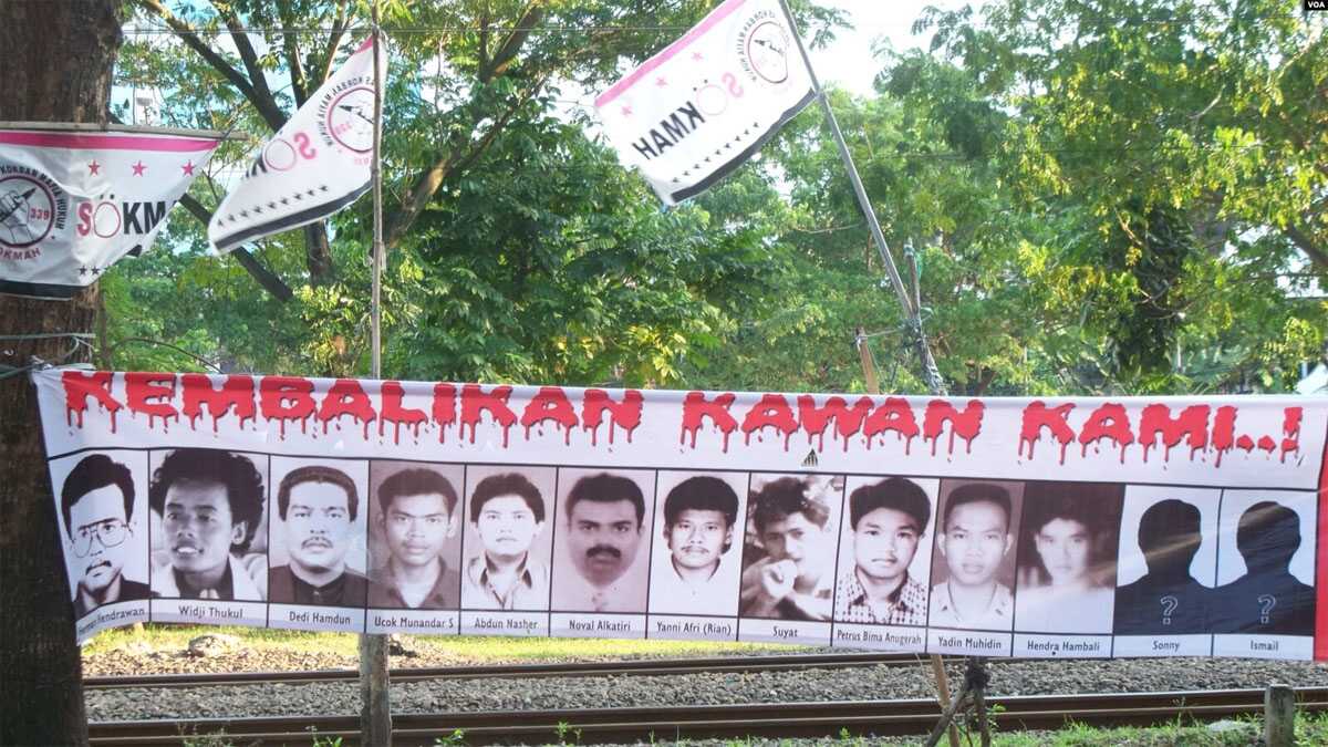 ILUSTRASI - Poster dengan foto 13 aktivis pro demokrasi tahun 1997/1998 yang hingga kini masih hilang. (Fathiyah Wardah/VOA).