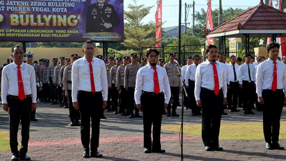 Anggota Polres Tegal Kota saat upacara pemberian penghargaan  di lapangan Polres Tegal Kota, Senin (5/8/2024). (foto: Humas Polres Tegal Kota)