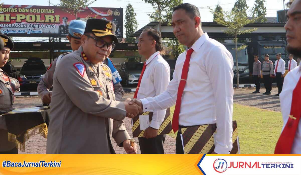 Kapolres Tegal kota saat memberikan penghargaan kepada anggotanya di halaman Mapolres Tegal Kota, Senin (5/8/2024). (foto: Humas polres Tegal Kota)