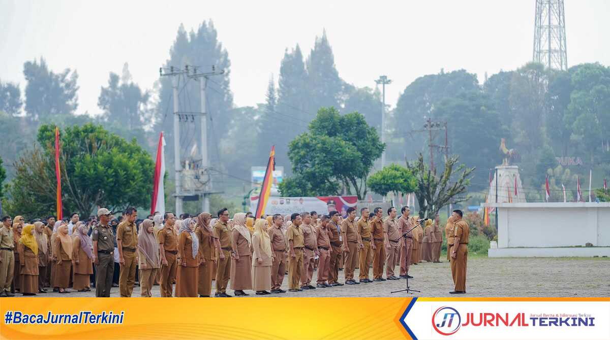 Apel pagi lingkup Pemerintah Kabupaten Solok di lapangan Kantor Bupati, Senin, (19/08/2024).(jurnalterkini.id/dionaarvoni)