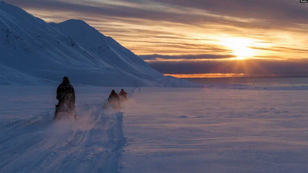 FILE: Para ilmuwan mengendarai mobil salju mereka melintasi Arktik menuju Kongsfjord saat matahari terbenam di dekat Ny-Alesund, Svalbard, Norwegia, 10 April 2023. (Lisi Niesner/REUTERS)