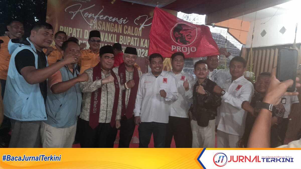 Bakal calon Bupati Karimun Bakti Lubis dan bakal calon wakil bupati bersama partai koalisi dan pendukungnya usai konferensi pers setelah mendaftar sebagai peserta Pilkada 2024 di Kantor KPU Karimun , Kamis (29/8/2024). (JurnalTerkini.id/rusdi)
