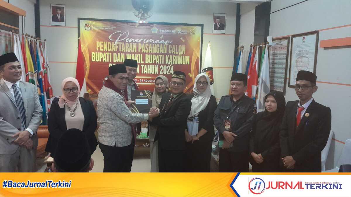 bakti Lubis dan Raja bakhtiar ke kpu Bakal calon Bupati Karimun Bakti Lubis menerima tanda terima pendaftaran sebagai peserta Pilkada 2024 dari Ketua KPU Karimun Mardanus di Kantor KPU Karimun, Kamis (29/8/2024). (JurnalTerkini.id/rusdi)
