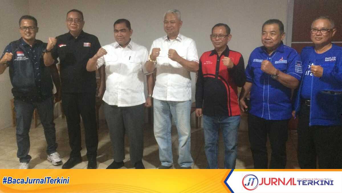 Pasangan Calon Bupati dan Wakil Bupati Karimun, Bakti Lubis dan Raja Bakhtiar (baju putih) bersama pimpinan lima partai politik yang tergabung dengan Koalisi "Bara" usai pertemuan di salah satu hotel di Tanjung Balai Karimun, Selasa (27/8/2024) malam. (JurnalTerkini.id/rusdi)