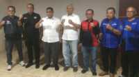 Pasangan Calon Bupati dan Wakil Bupati Karimun, Bakti Lubis dan Raja Bakhtiar (baju putih) bersama pimpinan lima partai politik yang tergabung dengan Koalisi "Bara" usai pertemuan di salah satu hotel di Tanjung Balai Karimun, Selasa (27/8/2024) malam. (JurnalTerkini.id/rusdi)