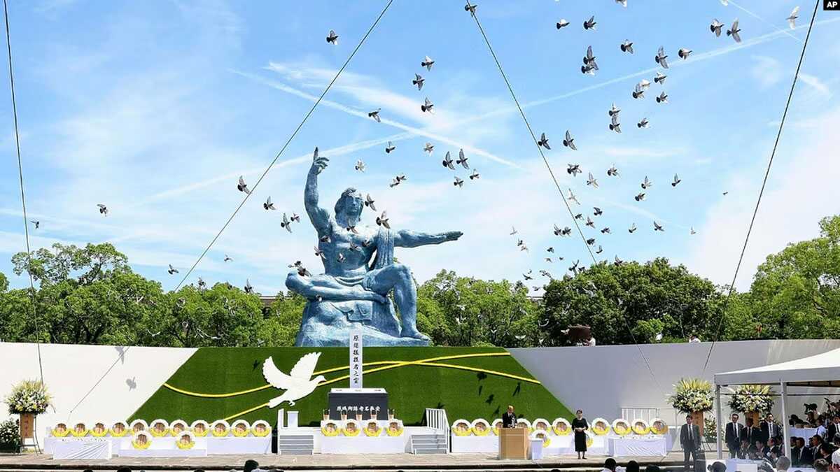 Merpati terbang di atas Patung Perdamaian saat berlangsungnya upacara peringatan 79 tahun jatuhnya bom atom AS di Nagasaki, Jepang, 9 Agustus 2024. (foto: AP)