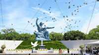 bom atom nagasaki Merpati terbang di atas Patung Perdamaian saat berlangsungnya upacara peringatan 79 tahun jatuhnya bom atom AS di Nagasaki, Jepang, 9 Agustus 2024. (foto: AP)