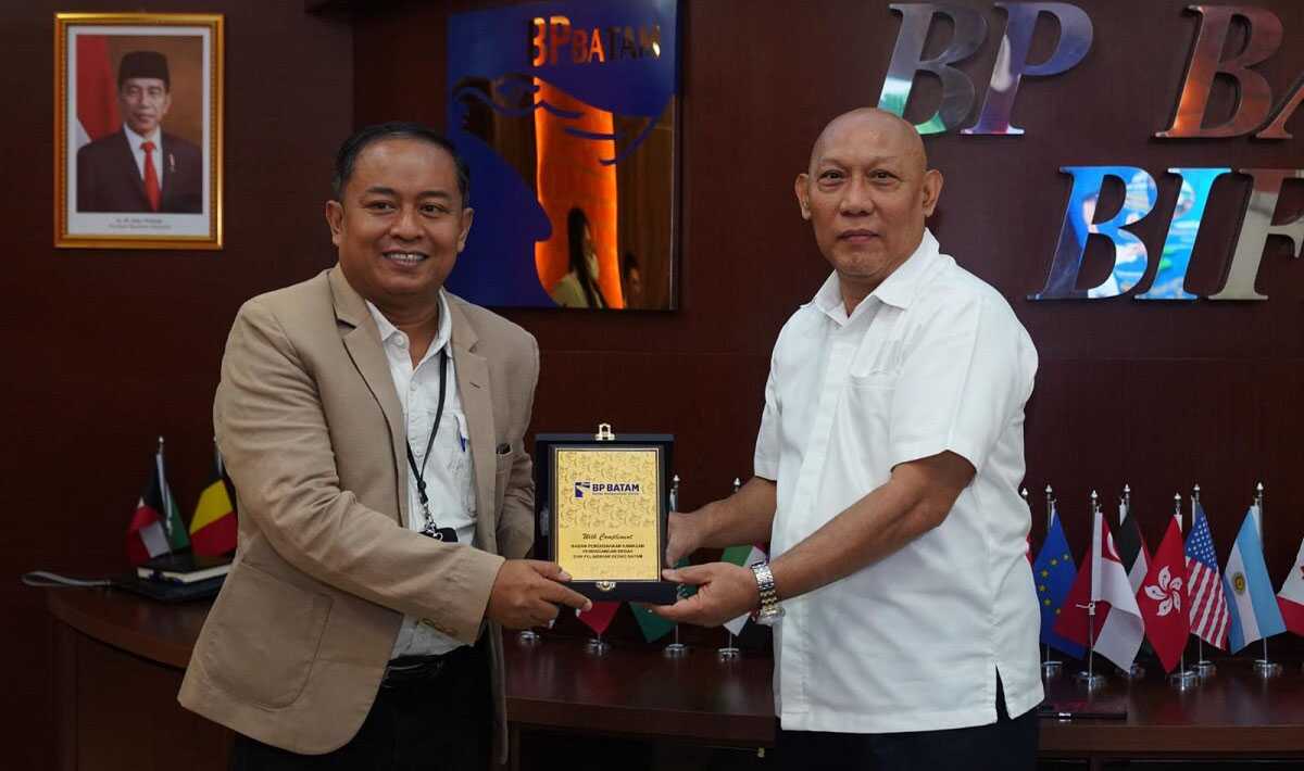 bp batam terima kunjungan politeknik caltex riau Anggota Bidang Administrasi dan Keuangan Badan Pengusahaan (BP) Batam, Wahjoe Triwidijo Koentjoro (kanan) berbagi cinderamata dengan Direktur Politeknik Caltex Riau (PCR), Dadang Syarif Sihabudin Sahid dalam pertemuan di Marketing Centre, BP Batam, Selasa (13/8/2024). (foto: humas bp batam)