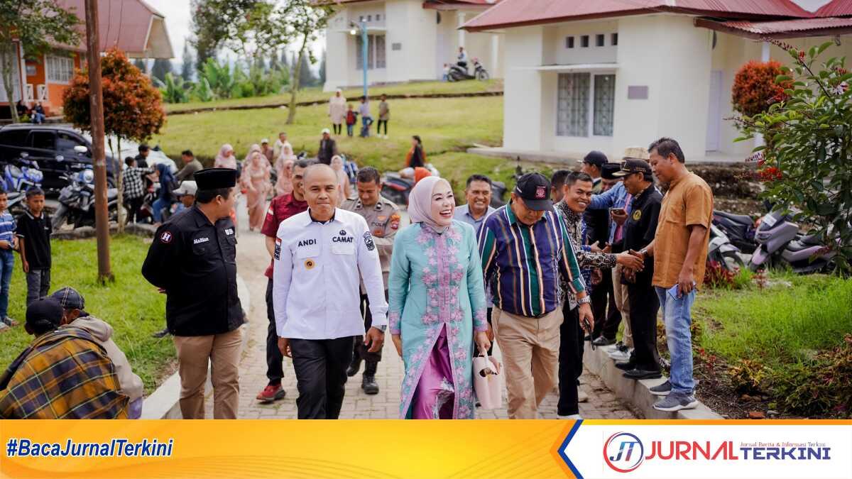 Bunda PKH Kabupaten Solok Emiko Epyardy Asda menghadiri Family Gathering Kelompok PKH di Kecamatan Lembah Gumanti, Sabtu (10/8/2024). (jurnalterkini.id/Diona Arvoni)