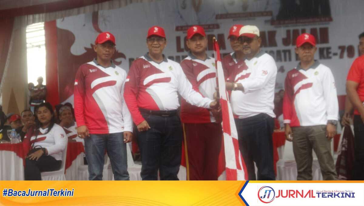 bupati Karimun buka lomba gerak jalan Bupati Karimun Aunur Rafiq buka kegiatan lomba gerak jalan dalam rangka memeriahkan HUT RI ke-79 di Coastal Area, Tanjung Balai Karimun, Sabtu (24/08/2024). (JurnalTerkini.id/edy kencana)