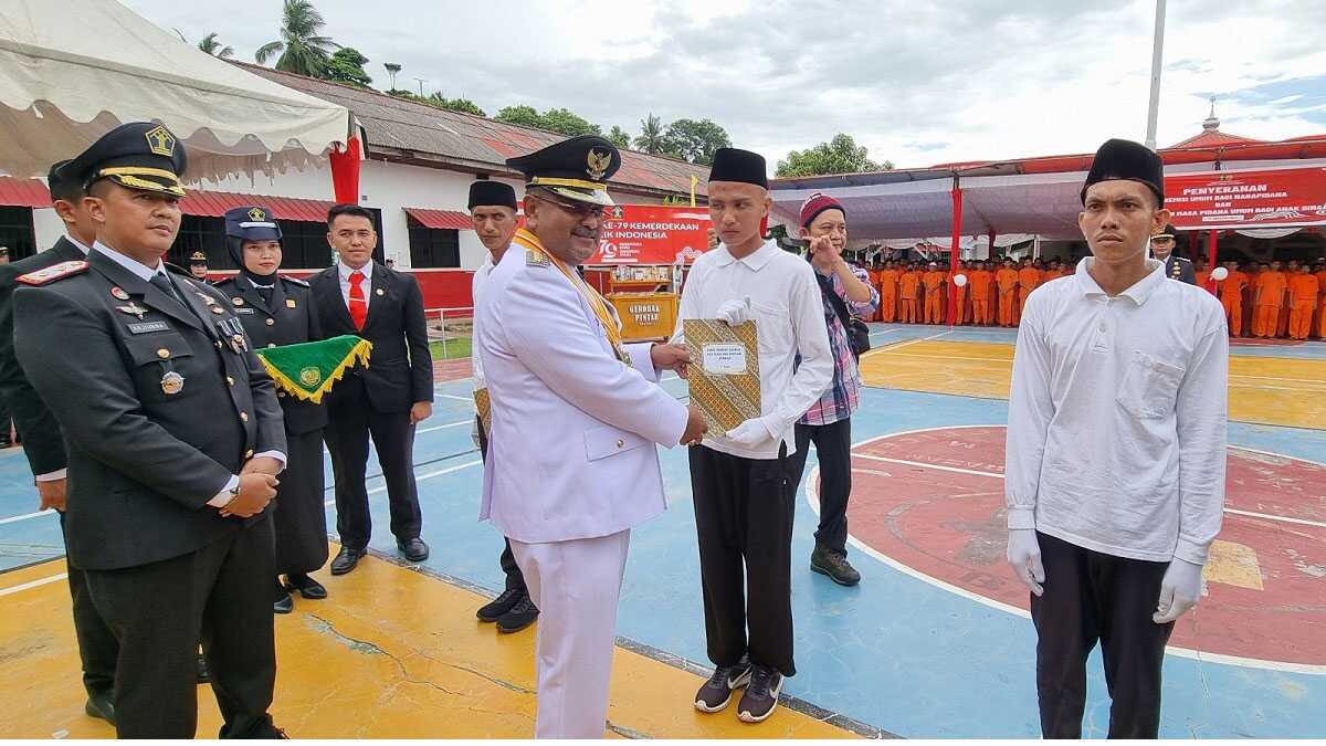 Bupati Karimun Aunur Rafiq menyerahkan SK remisi umum HUT RI ke-79 kepada narapidana di Rutan Karimun, Sabtu (17/8/2024). (foto: diskominfo karimun)
