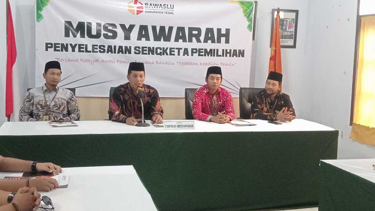 Ketua Bawaslu Kabupaten Tegal saat Musyawarah tertutup di aula Kantor Bawaslu kabupaten Tegal Jum'at (09/08/2024). (JurnalTerkini.id/Supriyadi)