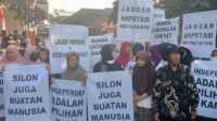 Aksi Demo pendukung Haji Mu'min di depan kantor Bawaslu kabupaten Tegal Jum'at 09/08/2024 (jurnalterkini.id/Supriyadi)