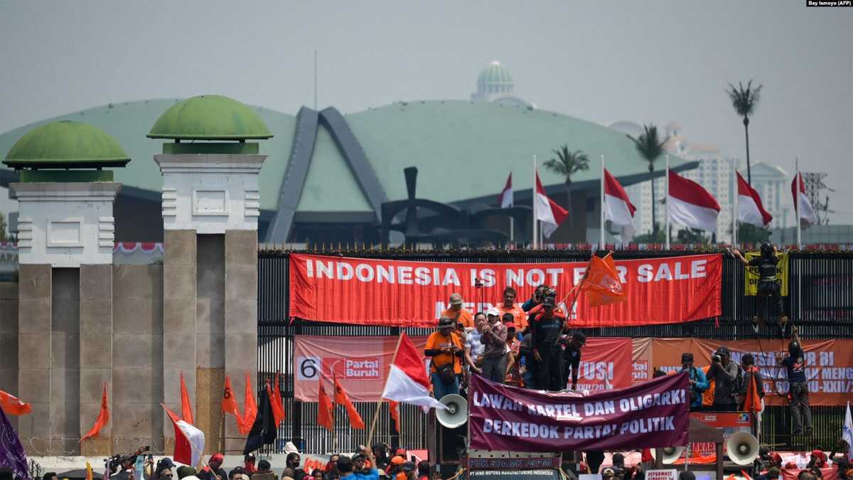 Para pengunjuk rasa memblokir akses ke gedung DPR di Jakarta untuk memprotes upaya pembatalan keputusan Mahkamah Konstitusi yang mengubah aturan kelayakan kandidat dalam pemilihan penting akhir tahun ini, 22 Agustus 2024. (BAY ISMOYO/AFP)