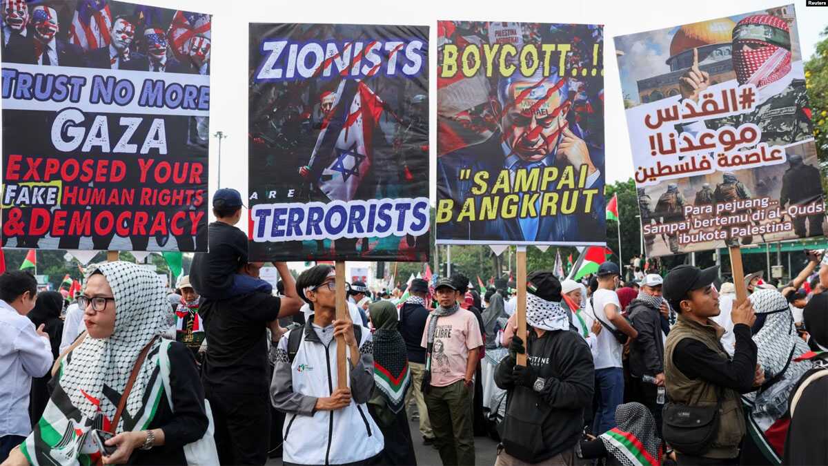 demonstrasi pro-palestina Warga memegang plakat dalam unjuk rasa pro-Palestina di Jakarta, 9 Juni 2024, di tengah konflik yang berlangsung antara Israel dan Hamas. (Foto: REUTERS/Ajeng Dinar Ulfiana)