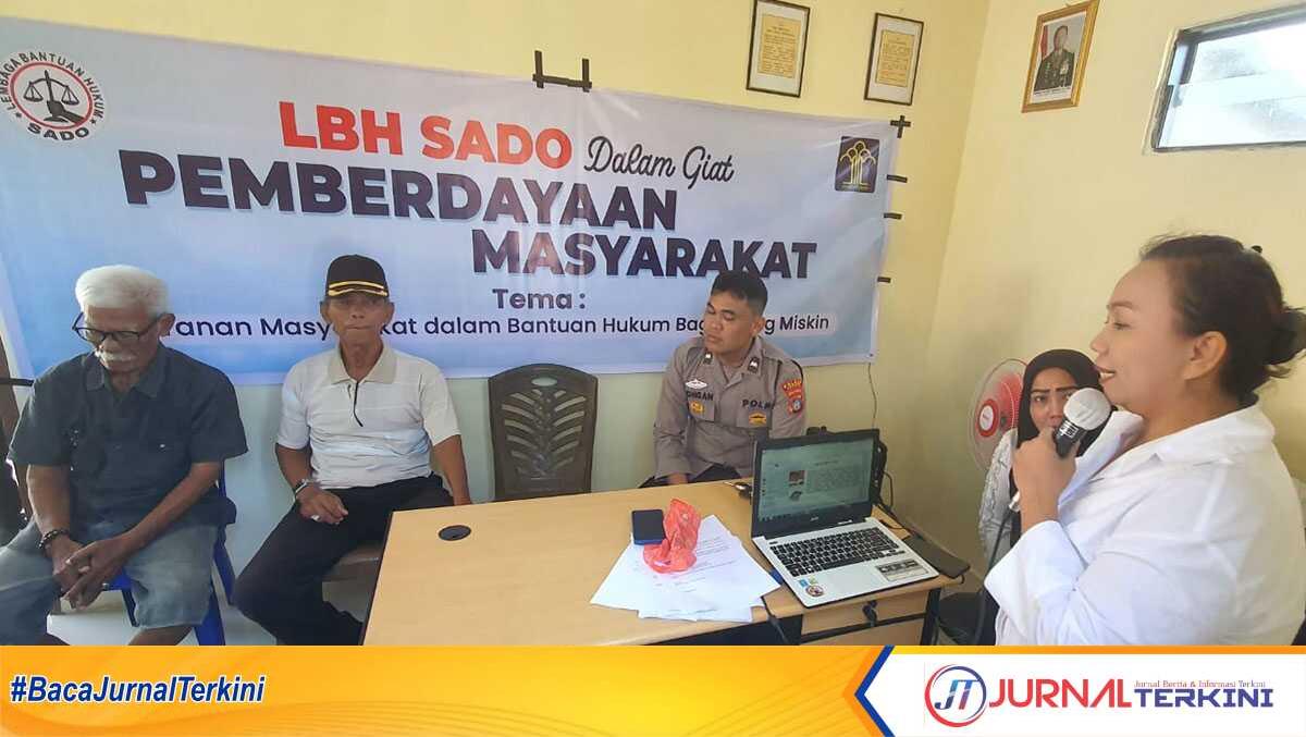 Direktur LBH Sado Linda Theresia mengedukasi masyarakat Kampung Suka Maju tentang bantuan hukum dari LBH di Polsubsektor Meral Barat, Desa Pangke, Kecamatan Meral Barat, Kabupaten Karimun,, Senin (5/8/2024). (dokumentasi pribadi)