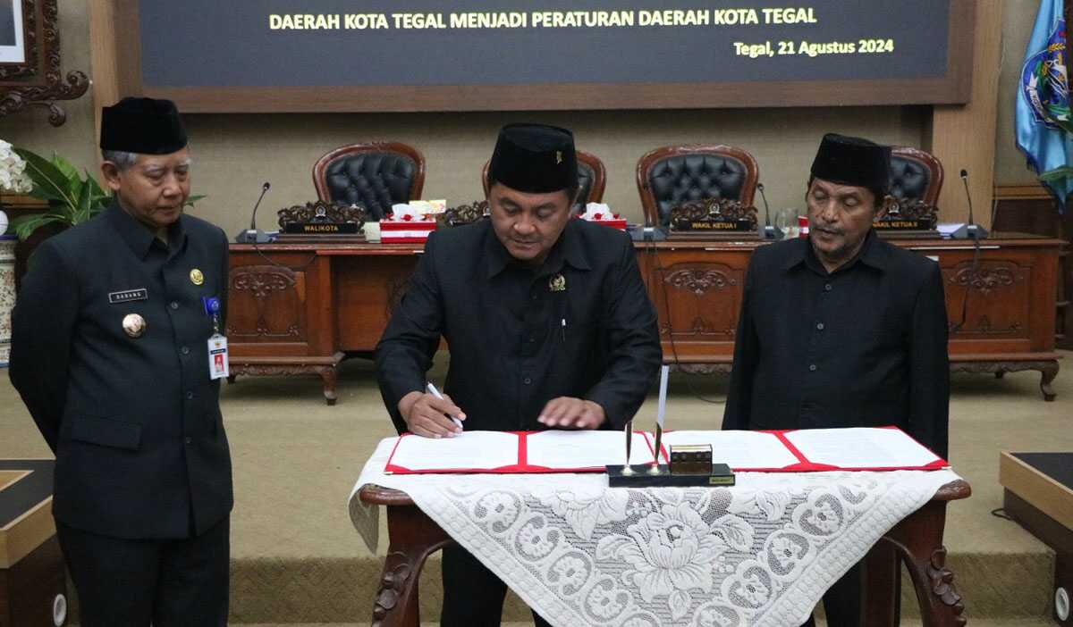 Ketua DPRD Kota Tegal Kusnendro Menandatangi Berkas, Di Gedung DPRD Kota Tegal Rabu (21/08/2024). (Foto: Humas Pemkot Tegal)