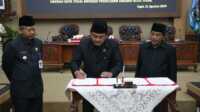 dprd kotal tegal rapat paripurna apbdp Ketua DPRD Kota Tegal Kusnendro Menandatangi Berkas, Di Gedung DPRD Kota Tegal Rabu (21/08/2024). (Foto: Humas Pemkot Tegal)