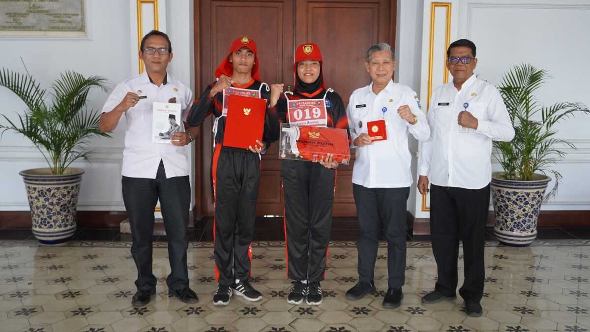 Pj Walikota Tegal bersama Anggota Paskibra dari SMA N 1 Tegal (Foto: Supriyadi-JurnalTerkini.id)