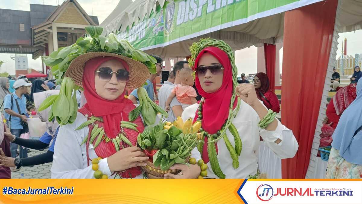 hari tani nasional di Karimun 1 Dinas Perindustrian dan Perdagangan Provinsi Kepri bersama Petani Muda Central Cakrawaka Milenial menggelar pasar murah, karnaval, lomba fashion show tani dan lomba puisi tani yang berlangsung di Coastal Area, Tanjung Balai Karimun, Kamis (22/08/2024). (JurnalTerkini.id/edy kencana)