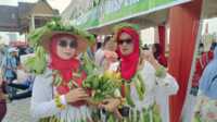 Dinas Perindustrian dan Perdagangan Provinsi Kepri bersama Petani Muda Central Cakrawaka Milenial menggelar pasar murah, karnaval, lomba fashion show tani dan lomba puisi tani yang berlangsung di Coastal Area, Tanjung Balai Karimun, Kamis (22/08/2024). (JurnalTerkini.id/edy kencana)