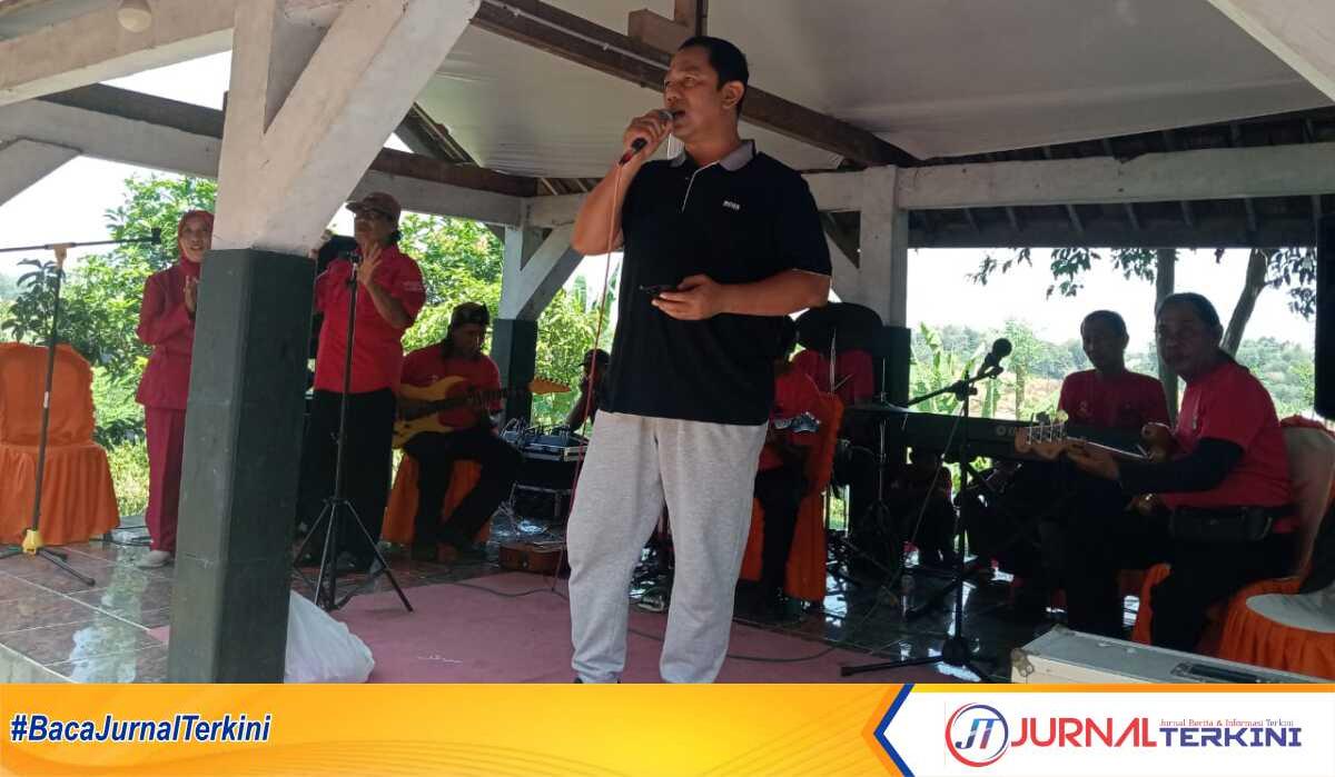 Hendrar Prihadi berdendang diiringi Group Fatwa Pujangga (foto: JurnalTerkini.id - Supriyadi)