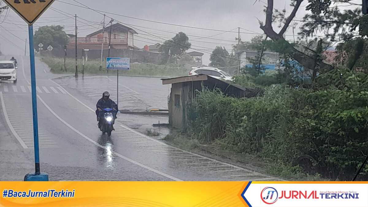 Seorang pengendara melintas di tengah guyuran hujan di sebuah jalan di Tanjung Balai Karimun, Kabupaten Karimun, Kepulauan Riau pada Sabtu (24/8/2024) pagi. (JurnalTerkini.id/jansen)