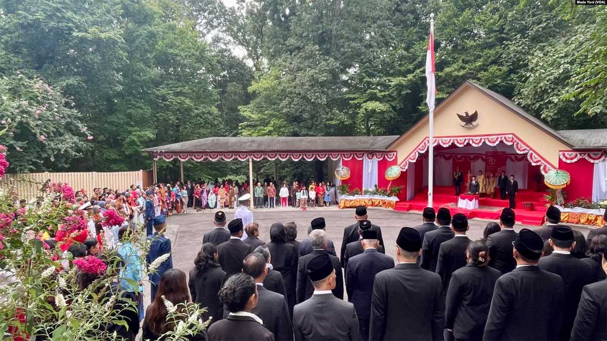 hut ri di washington Upacara peringatan Kemerdekaan ke-79 Republik Indonesia di Wisma Indonesia, Washington DC, Sabtu, 17 Agustus 2024. (Foto: Made Yoni/VOA)