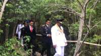 hutan mangrove rutan karimun Bupati Karimun Aunur Rafiq bersama Kepala Rutan Kelas IIB Tanjung Balai Karimun Arjiunna dan pejabat lain meninjau hutan mangrove yang dibangun Rutan Karimun usai diresmikan pada Jumat (17/8/2024). (dokumentasi pribadi)