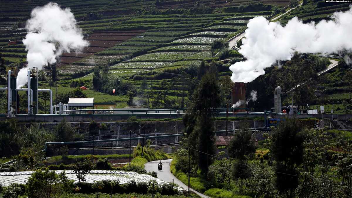 FILE - Seorang warga mengendarai sepeda motor di jalan dekat unit pembangkit listrik tenaga panas bumi (PLTP) milik PT. Geo Dipa Energi (Persero) di kawasan pegunungan Dieng di Banjarnegara, Jawa Tengah, Indonesia, 15 November 2020. (Willy Kurniawan/REUTERS)