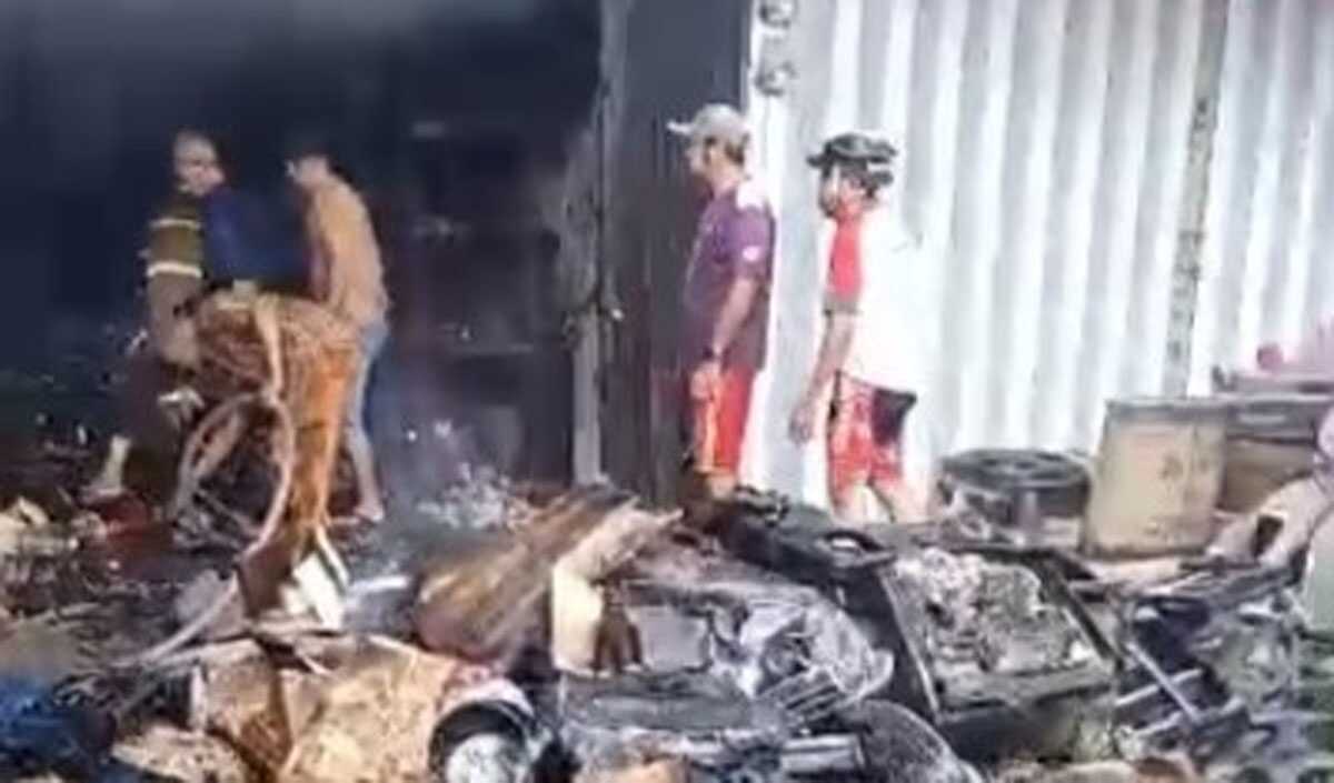 Ruko yang merupakan gudang barang elektronik di Gang Awang Noor, Baran, Meral, Kabupaten Karimun, Kepulauan Riau (Kepri) terbakar pada Kamis (8/8/2024). (dokumentasi pribadi)