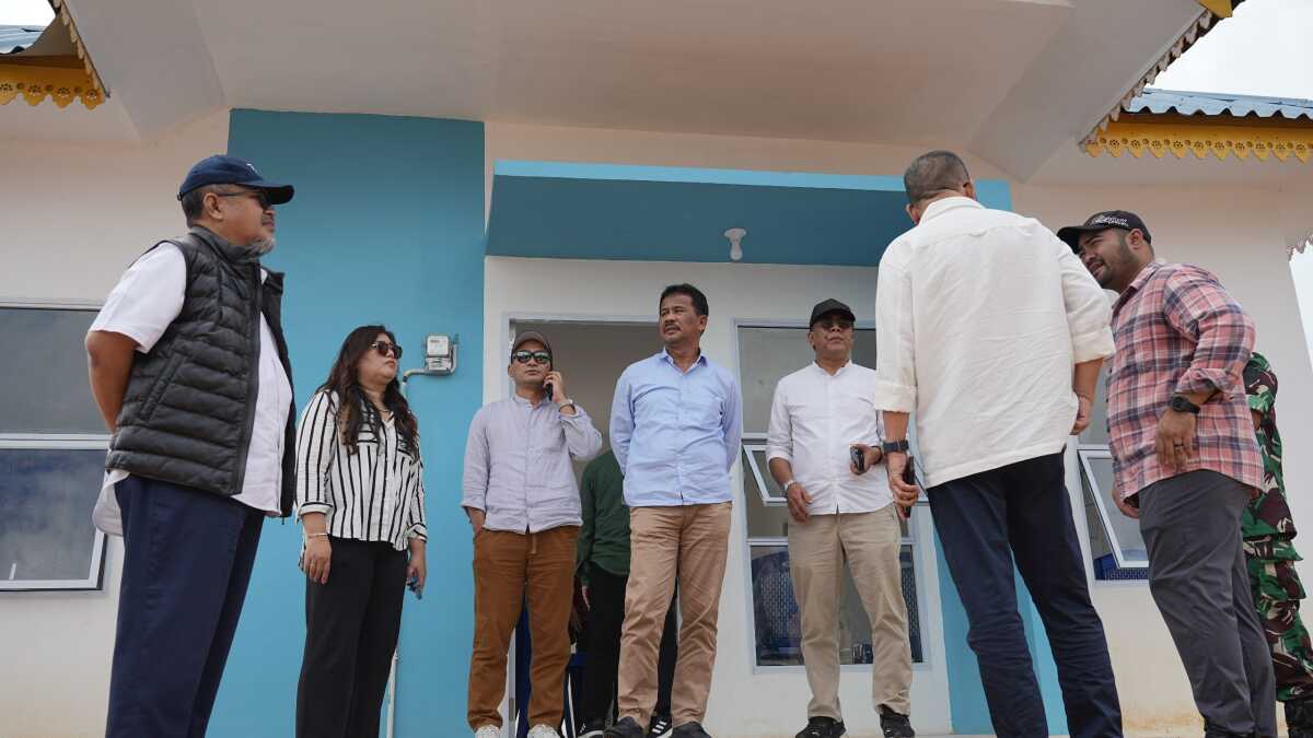 kepala BP Batam tinjau hunian sementara Kepala BP Batam Muhammad Rudi (4 kiri) bersama jajaran meninjau rumah baru warga Rempang di Tanjung Banon, Jumat (23/8/2024). (foto: humasbpbatam)