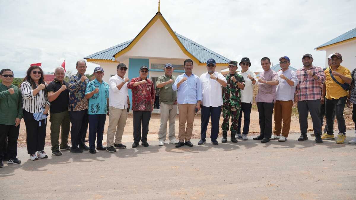 Kepala BP Batam Muhammad Rudi (tengah) berpose bersama jajaran saat meninjau rumah baru warga Rempang di Tanjung Banon, Jumat (23/8/2024). (foto: humasbpbatam)