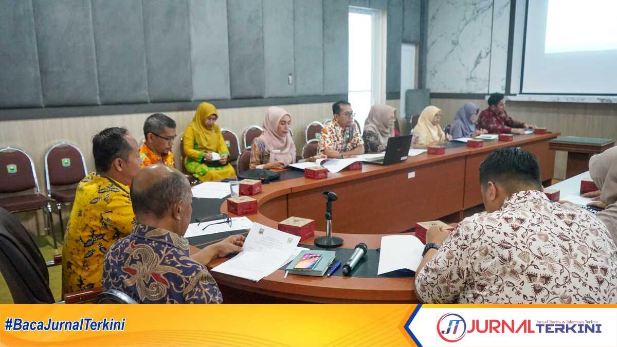 Rapat pembahasan kerjasama Pemkab Solok dengan Kabupaten Sijunjung di ruangan rapat Sekda Kabupaten Solok, Kamis (29/08/224).(JurnalTerkini.id/diona)