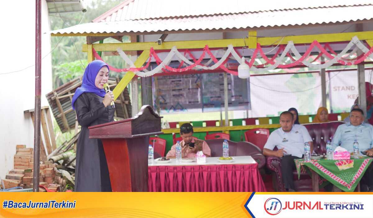Ketua TP PKK Kabupaten Solok Emiko Epyardi Asda memberikan sambutan dalam acara temu ramah bersama kelompok tani di Nagari Sumani, Jumat (23/08/2024). (jurnaltekini.id/dionaarvoni)