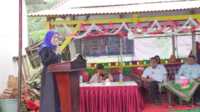 Ketua TP PKK Kabupaten Solok Emiko Epyardi Asda memberikan sambutan dalam acara temu ramah bersama kelompok tani di Nagari Sumani, Jumat (23/08/2024). (jurnaltekini.id/dionaarvoni)