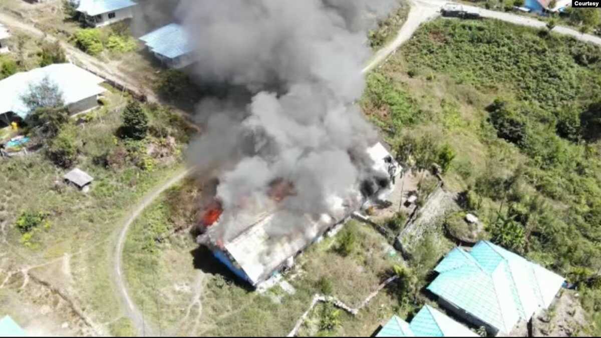 Barak pemuda dan olahraga di Kampung Mamba Kabupaten Intan Jaya, Papua, yang dibakar Kelompok Kriminal Bersenjata (KKB), Selasa 16 Agustus 2022. (Courtesy: Polda Papua)