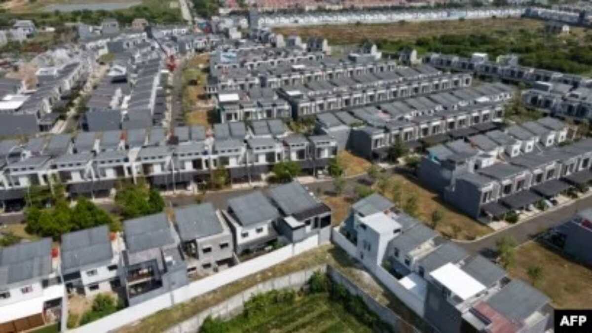 Kompleks perumahan untuk warga Jakarta. Pertumbuhan ekonomi pada kuartal II melambat ke level 5,05 persen. Ekonom memprediksi pelemahan ini akan berlanjut pada kuartal III dan IV. (Foto: BAY ISMOYO/AFP)