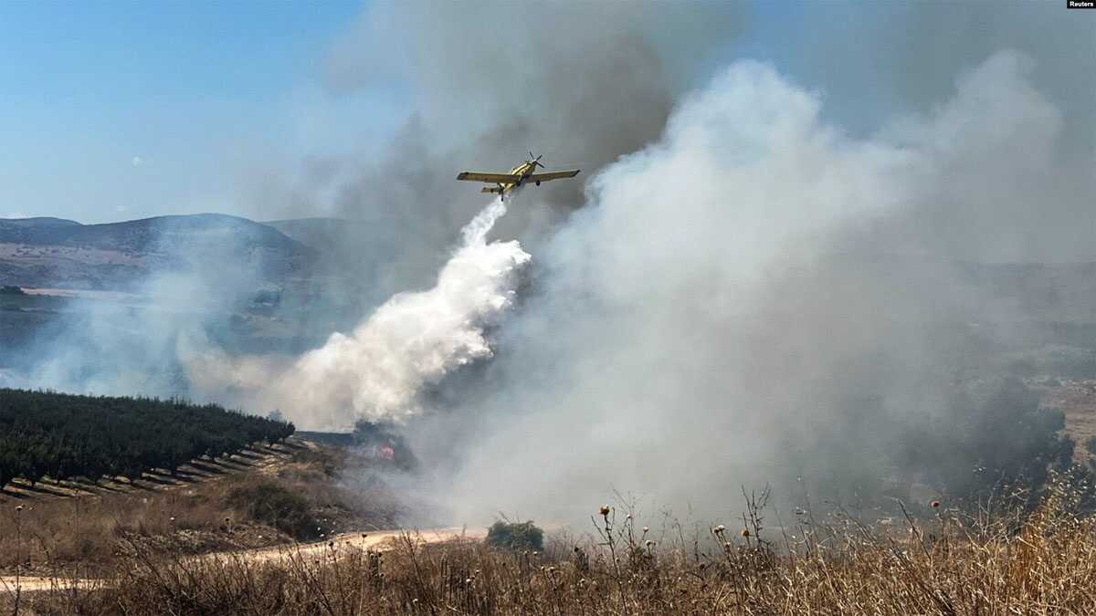 konflik lebanon-israel Pesawat pemadam kebakaran menyemprotkan bahan penghambat api untuk memadamkan kebakaran akibat roket yang ditembakkan dari Lebanon ke Israel, utara Israel, 17 Agustus 2024. (Foto: REUTERS/Avi Ohayon)