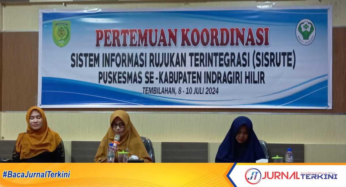 Sekretaris Dinkes Inhil Hj Indrawati secara resmi membuka pertemuan Koordinasi Sistem Informasi Rujukan Terintegrasi (SISRUTE) Puskesmas se-Kabupaten Indragiri Hilir Tahun 2024, di hotel Jalan Abdul Manaf Tembilahan, Senin (8/7/2024). (JurnalTerkini.id/Abdullah)