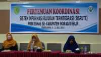Sekretaris Dinkes Inhil Hj Indrawati secara resmi membuka pertemuan Koordinasi Sistem Informasi Rujukan Terintegrasi (SISRUTE) Puskesmas se-Kabupaten Indragiri Hilir Tahun 2024, di hotel Jalan Abdul Manaf Tembilahan, Senin (8/7/2024). (JurnalTerkini.id/Abdullah)